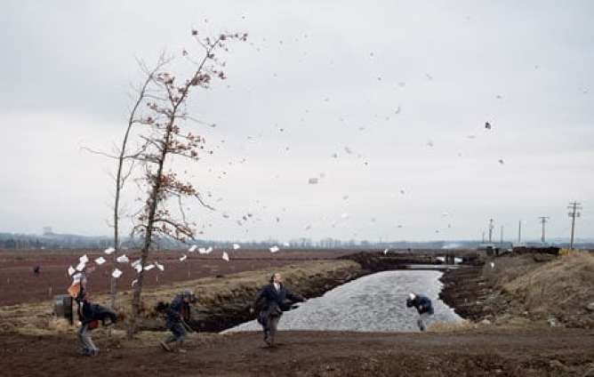 Jeff Wall (A Sudden Gust of Wind after Hokusai, 1993)